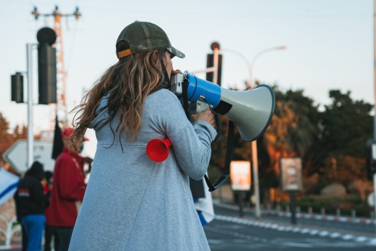 Read more about the article 5 ways to become a better communicator at workplace