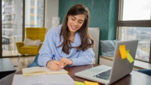 Read more about the article Pros and Cons of Online Education: Is It the Right Choice for You?