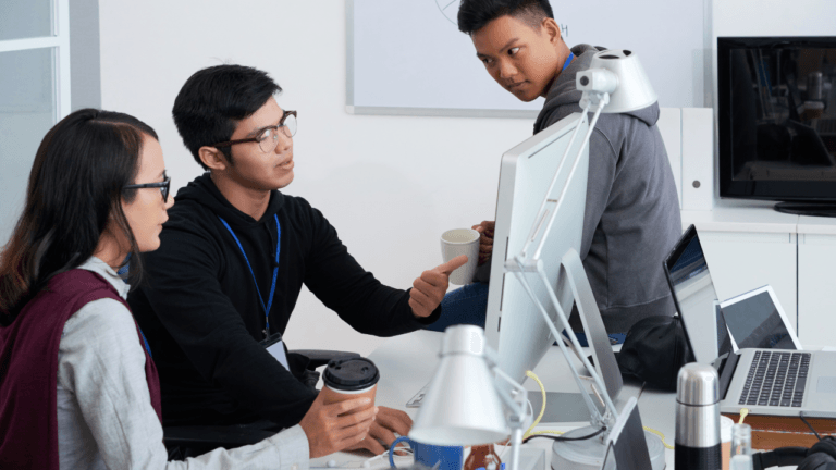 Read more about the article AI-Based Employee Training: From Courses to Continuous Learning